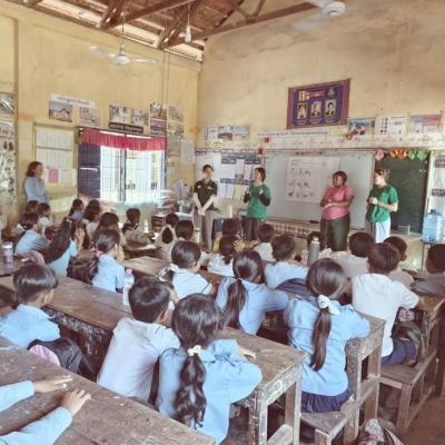 カンボジアの学校で保健衛生教育に努める公衆衛生インターン・小嶋奏楽さん